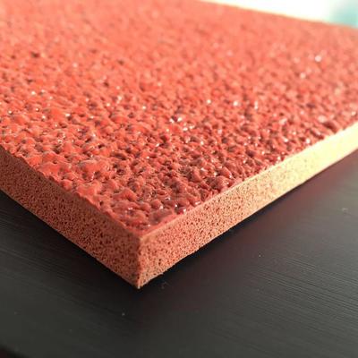 优冠塑胶跑道 专业铺装与优质材料的完美结合